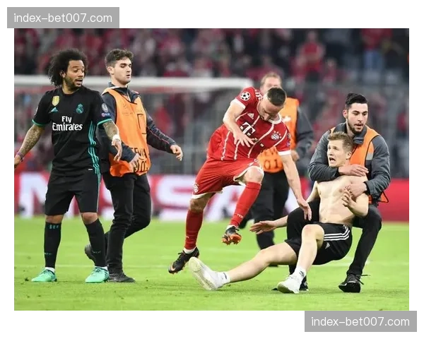 马德里警方通报：已逮捕三名在欧冠比赛前后涉嫌暴力滋事的客队球迷